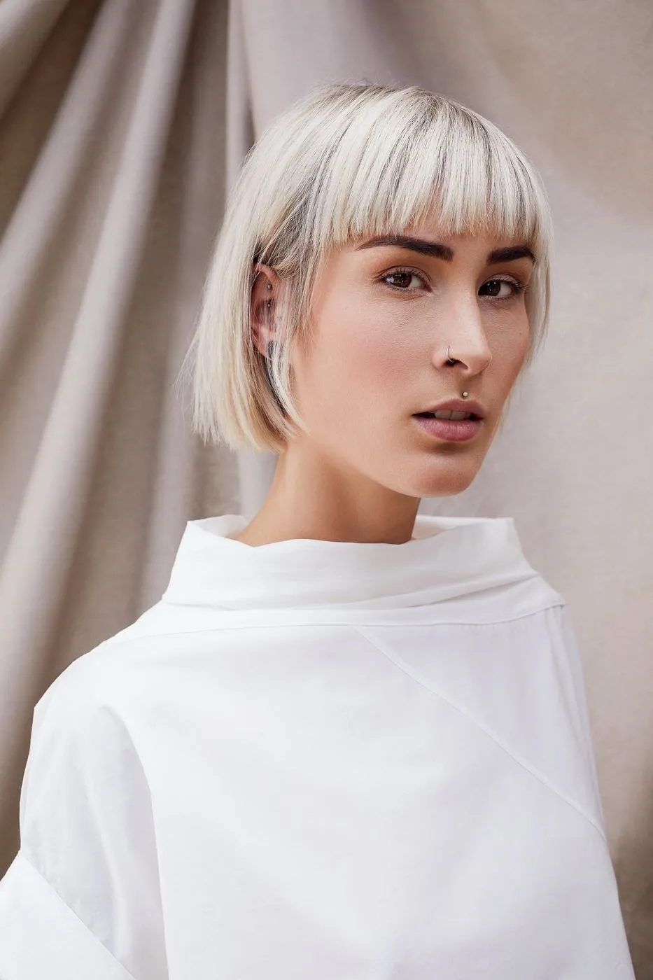 Model mit platinblondem Bob und Pony