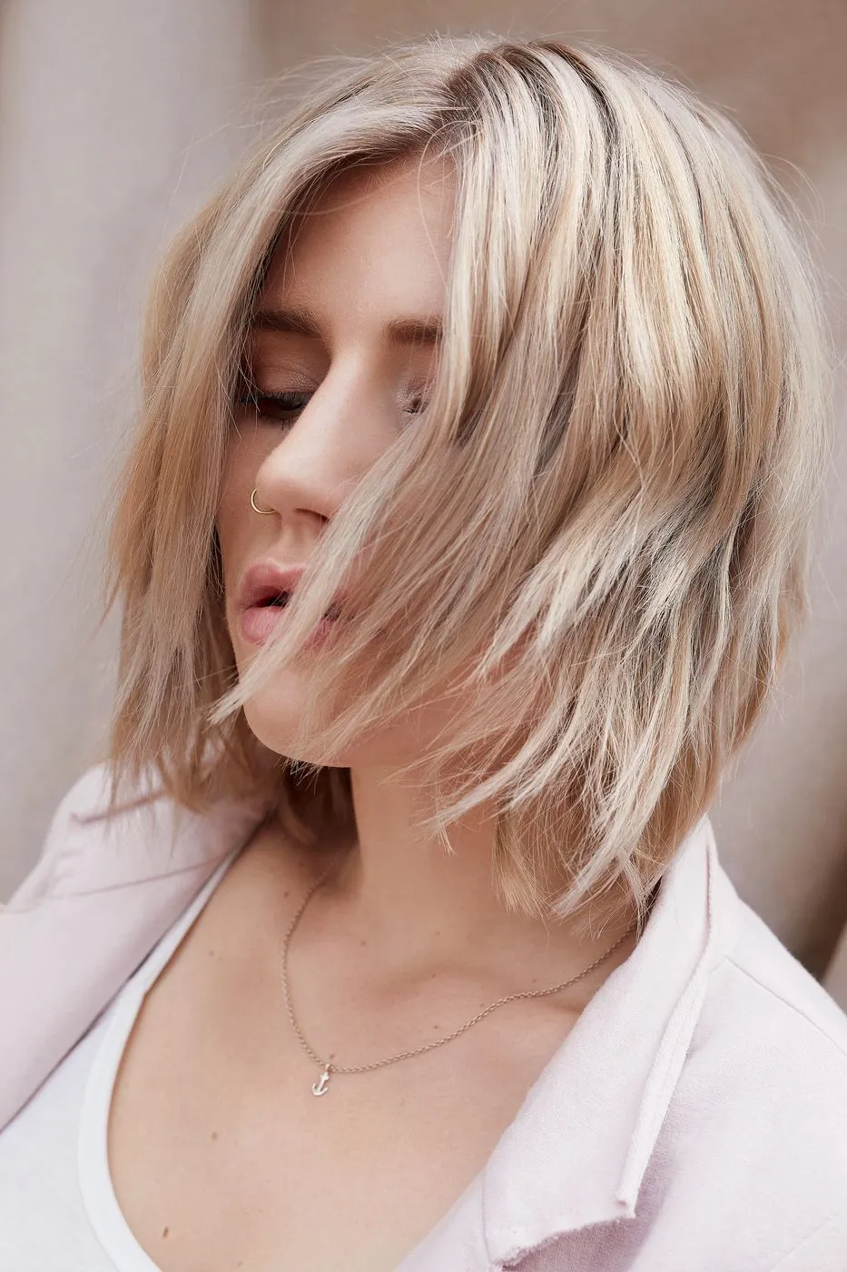 Model mit gestuftem, strukturiertem Blonde-Bob